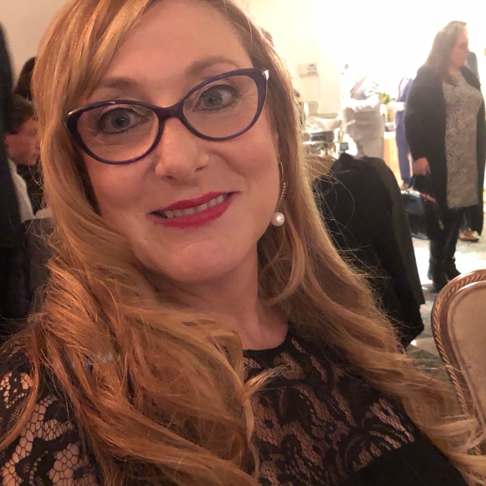 Meet your Posher, Merrill. My listings are 1 owner items. 10-20% off offers only